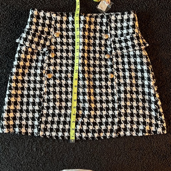 Francesca’s | Checkered Houndstooth Mini Skirt - Picture 8 of 10